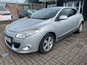 2011 Renault Megane 1.6 16v Dynamique Tomtom Coupe 3dr Petrol Manual Euro 5 (110 Ps) in Silver — image 2