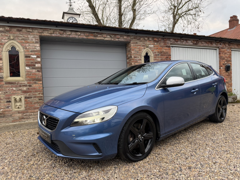 2016 Volvo V40 1.5 R-Design T3 in Blue — image 1