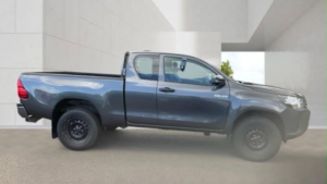 2020 Toyota Hilux 2.4 D-4d Active Extra Pickup Extended Cab 4dr Diesel Manual 4WD Euro 6 (s/s) (150 Ps) in Grey — image 2