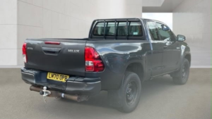 2020 Toyota Hilux 2.4 D-4d Active Extra Pickup Extended Cab 4dr Diesel Manual 4WD Euro 6 (s/s) (150 Ps) in Grey — image 3