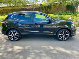 2016 Nissan Qashqai 1.6 Dig-T Tekna SUV 5dr Petrol Manual 2WD Euro 6 (s/s) (163 Ps) in Black — image 4