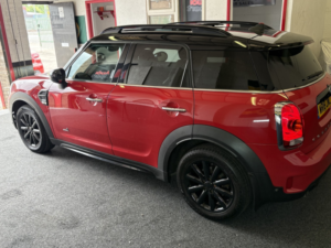 2018 MINI Countryman 2.0 F60 MINI Cooper D All4 Countryman in Red — image 4