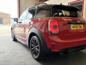 2018 MINI Countryman 2.0 F60 MINI Cooper D All4 Countryman in Red — image 5