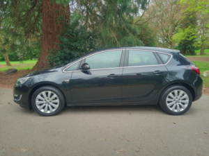 2014 Vauxhall Astra 1.6 16v Elite in Black — image 3