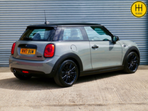 2017 MINI Hatch 1.5 Cooper Hatchback 3dr Petrol Auto Euro 6 (s/s) (136 Ps) in Grey — image 4