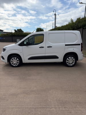 2022 Vauxhall Combo 1.5 Turbo D 2300 Sportive Panel Van 4dr Diesel Manual L1 H1 Euro 6 (100 Ps) in White — image 2