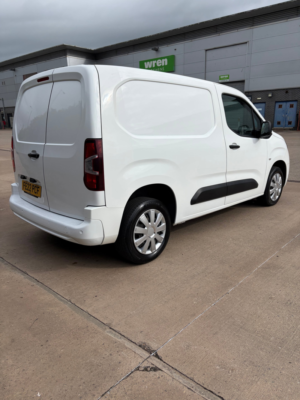 2022 Vauxhall Combo 1.5 Turbo D 2300 Sportive Panel Van 4dr Diesel Manual L1 H1 Euro 6 (100 Ps) in White — image 5