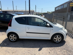 2012 Peugeot 107 1.0 12v Allure Hatchback 3dr Petrol Manual Euro 5 (68 Ps) in White — image 6