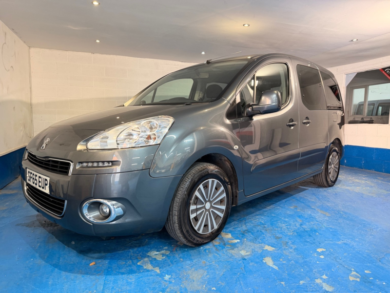 2015 Peugeot Partner Tepee 1.6 Hdi Tepee S in Grey — image 1