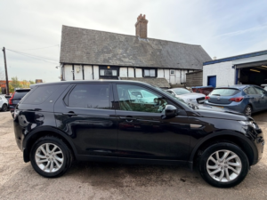 2017 Land Rover Discovery Sport Td4 Se Tech in Black — image 6
