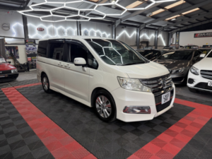 2010 Honda Stepwagon 7 Seater Automatic in White — image 1