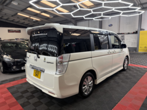 2010 Honda Stepwagon 7 Seater Automatic in White — image 5