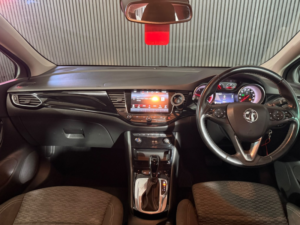 2018 Vauxhall Astra 1.6 Cdti Blueinjection Sri Nav in White — image 4
