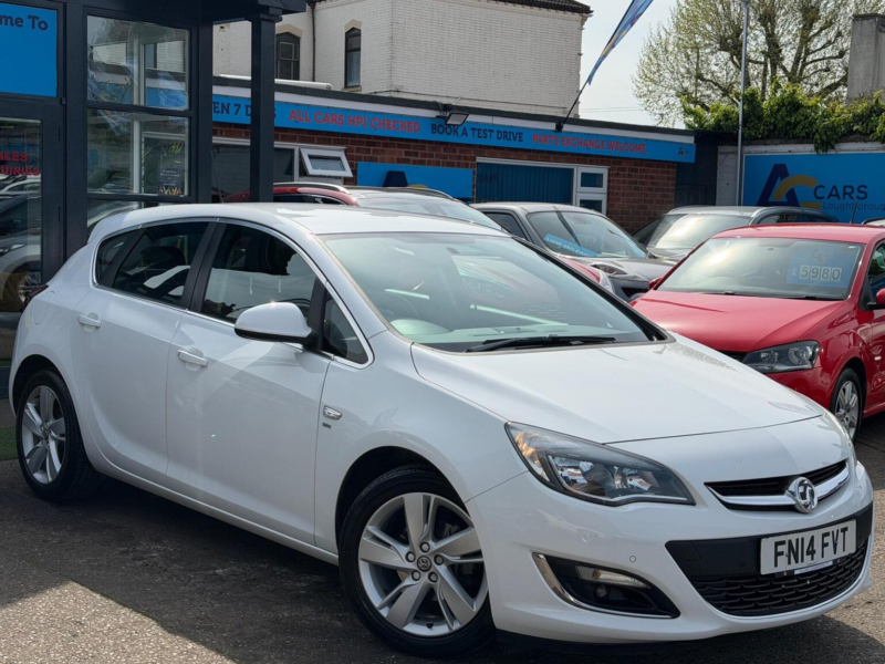 2014 Vauxhall Astra 1.6 16v Sri Euro 5 5dr in White — image 1