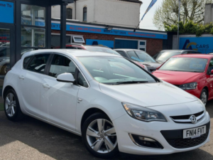 2014 Vauxhall Astra 1.6 16v Sri Euro 5 5dr in White — image 1