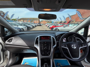 2014 Vauxhall Astra 1.6 16v Sri Euro 5 5dr in White — image 2