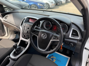 2014 Vauxhall Astra 1.6 16v Sri Euro 5 5dr in White — image 3