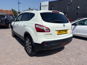 2013 Nissan Qashqai 1.6 Dci Tekna 2WD Euro 5 5dr (avm) in White — image 2