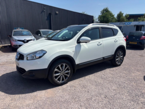 2013 Nissan Qashqai 1.6 Dci Tekna 2WD Euro 5 5dr (avm) in White — image 4
