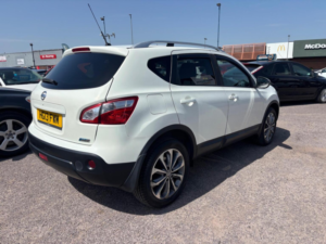 2013 Nissan Qashqai 1.6 Dci Tekna 2WD Euro 5 5dr (avm) in White — image 5