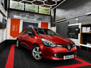 2014 Renault Clio 1.2 16v Dynamique Medianav Euro 5 5dr in Red — image 2