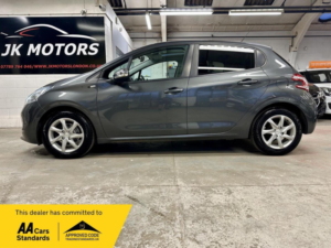 2015 Peugeot 208 1.2 Vti Puretech Style Euro 6 5dr in Grey — image 6
