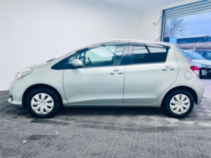 2011 Toyota Yaris 1.33 Dual Vvt-I Tr Multidrive S Euro 5 5dr in Green — image 4