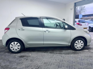 2011 Toyota Yaris 1.33 Dual Vvt-I Tr Multidrive S Euro 5 5dr in Green — image 6