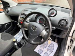 2014 Toyota Aygo 1.0 Vvt-I Move Euro 5 5dr in White — image 5