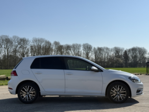 2018 Volkswagen Golf 1.6 Tdi Se Nav in White — image 2