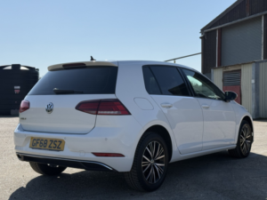 2018 Volkswagen Golf 1.6 Tdi Se Nav in White — image 3