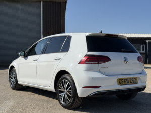 2018 Volkswagen Golf 1.6 Tdi Se Nav in White — image 5