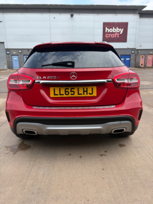 2015 Mercedes-Benz Gla 2.1 Gla200d Amg Line (executive) SUV 5dr Diesel Manual Euro 6 (s/s) (136 Ps) in Red — image 4
