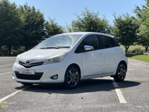 2013 Toyota Yaris 1.33 Vvt-I Trend 5dr Man, Petrol, White + Nice Example in White — image 2