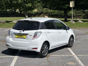 2013 Toyota Yaris 1.33 Vvt-I Trend 5dr Man, Petrol, White + Nice Example in White — image 3