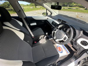 2013 Toyota Yaris 1.33 Vvt-I Trend 5dr Man, Petrol, White + Nice Example in White — image 4