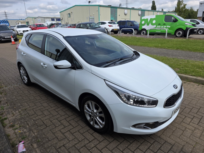 2014 Kia Ceed 1.6 Crdi Ecodynamics 2 in White — image 1