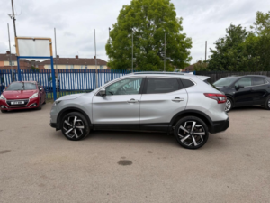 2017 Nissan Qashqai 1.5 Dci Tekna Euro 6 (s/s) 5dr in Silver — image 4