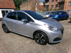 2018 Peugeot 208 1.2 Puretech Allure Premium in Silver — image 2