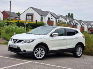 2015 Nissan Qashqai 1.5 Dci Acenta+ 2WD Euro 5 (s/s) 5dr in White — image 3