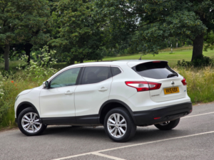 2015 Nissan Qashqai 1.5 Dci Acenta+ 2WD Euro 5 (s/s) 5dr in White — image 5
