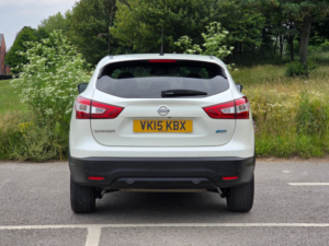 2015 Nissan Qashqai 1.5 Dci Acenta+ 2WD Euro 5 (s/s) 5dr in White — image 6