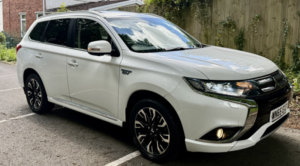 2015 Mitsubishi Outlander 2.0 H 12kwh Gx4h*4wd Auto*20tax-Sunr-Xenon-Cam-Ulez-Fsh*superb!* in White — image 2
