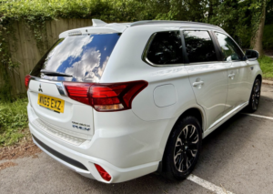 2015 Mitsubishi Outlander 2.0 H 12kwh Gx4h*4wd Auto*20tax-Sunr-Xenon-Cam-Ulez-Fsh*superb!* in White — image 4
