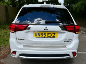 2015 Mitsubishi Outlander 2.0 H 12kwh Gx4h*4wd Auto*20tax-Sunr-Xenon-Cam-Ulez-Fsh*superb!* in White — image 6