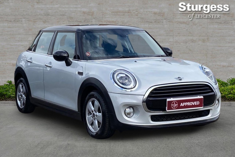 2018 MINI Hatch 1.5 Cooper Steptronic Euro 6 (s/s) 5dr in Silver — image 1