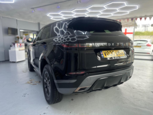 2020 Land Rover Range Rover Evoque 2.0 D150 R-Dynamic Fwd Euro 6 (s/s) 5dr in Black — image 4
