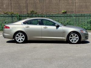 2010 Jaguar Xf 3.0 D V6 Luxury in Gold — image 3