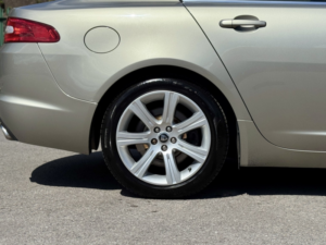 2010 Jaguar Xf 3.0 D V6 Luxury in Gold — image 4