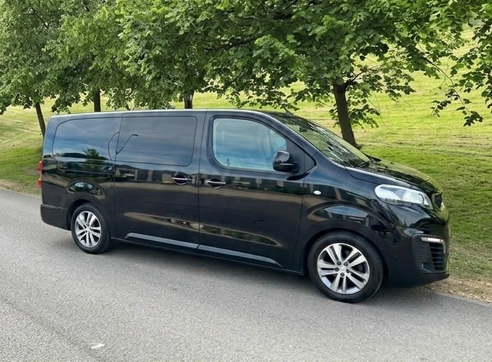 2020 Peugeot Traveller 2.0 Bluehdi Allure in Black — image 1
